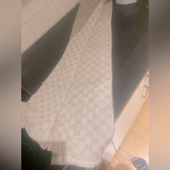 Authentic Gucci scarf - Picture 1 of 3
